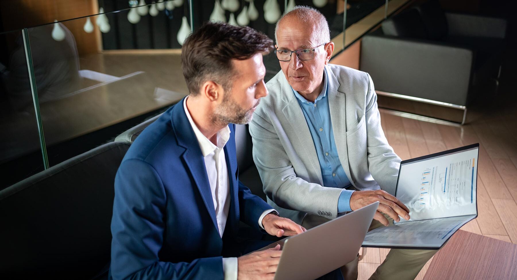 Business People Having Meeting In Modern Office In JHHWL8D 1800x975